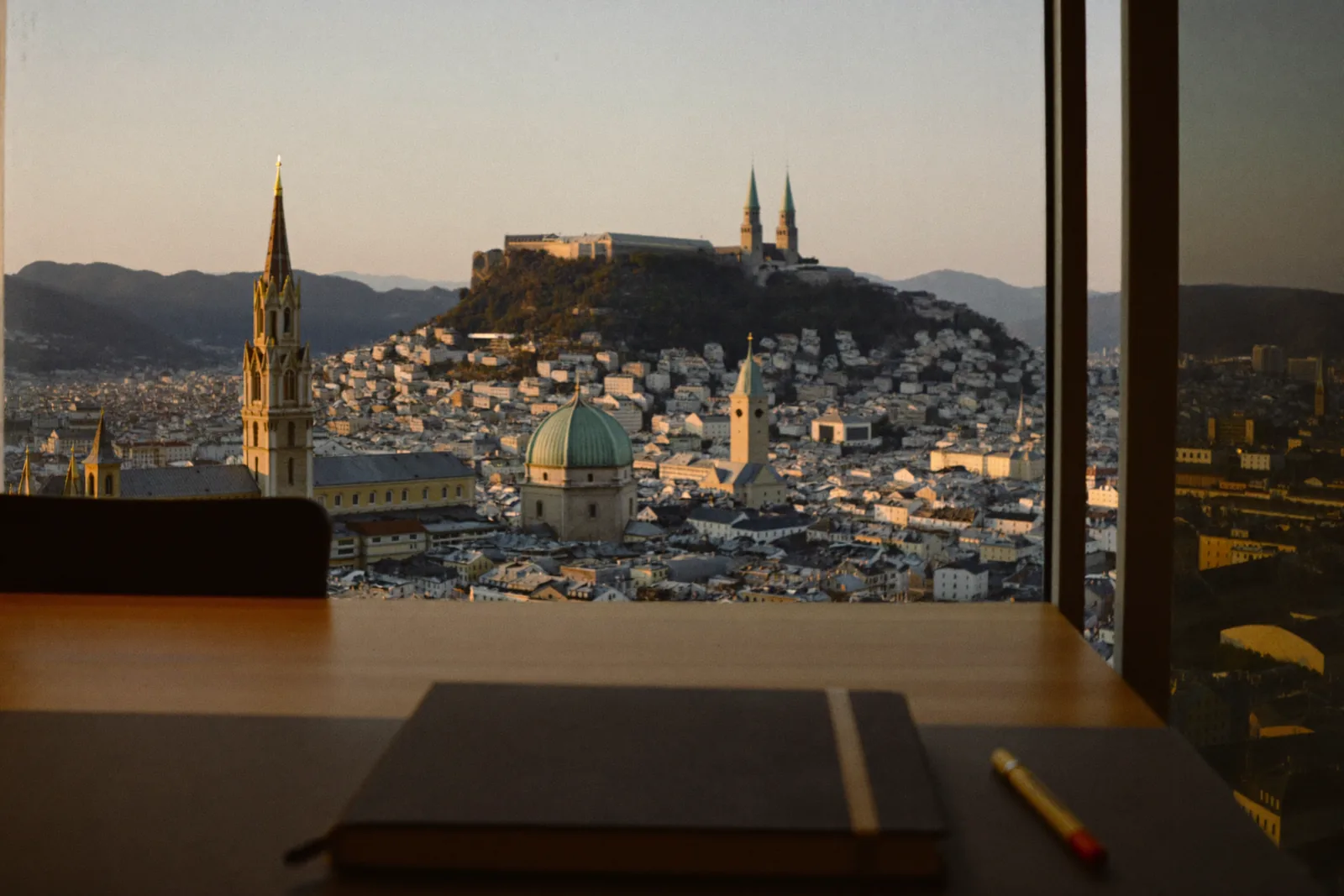 Werbeagentur Salzburg: Blick vom Schreibtisch über die Salzburger Altstadt am Abend